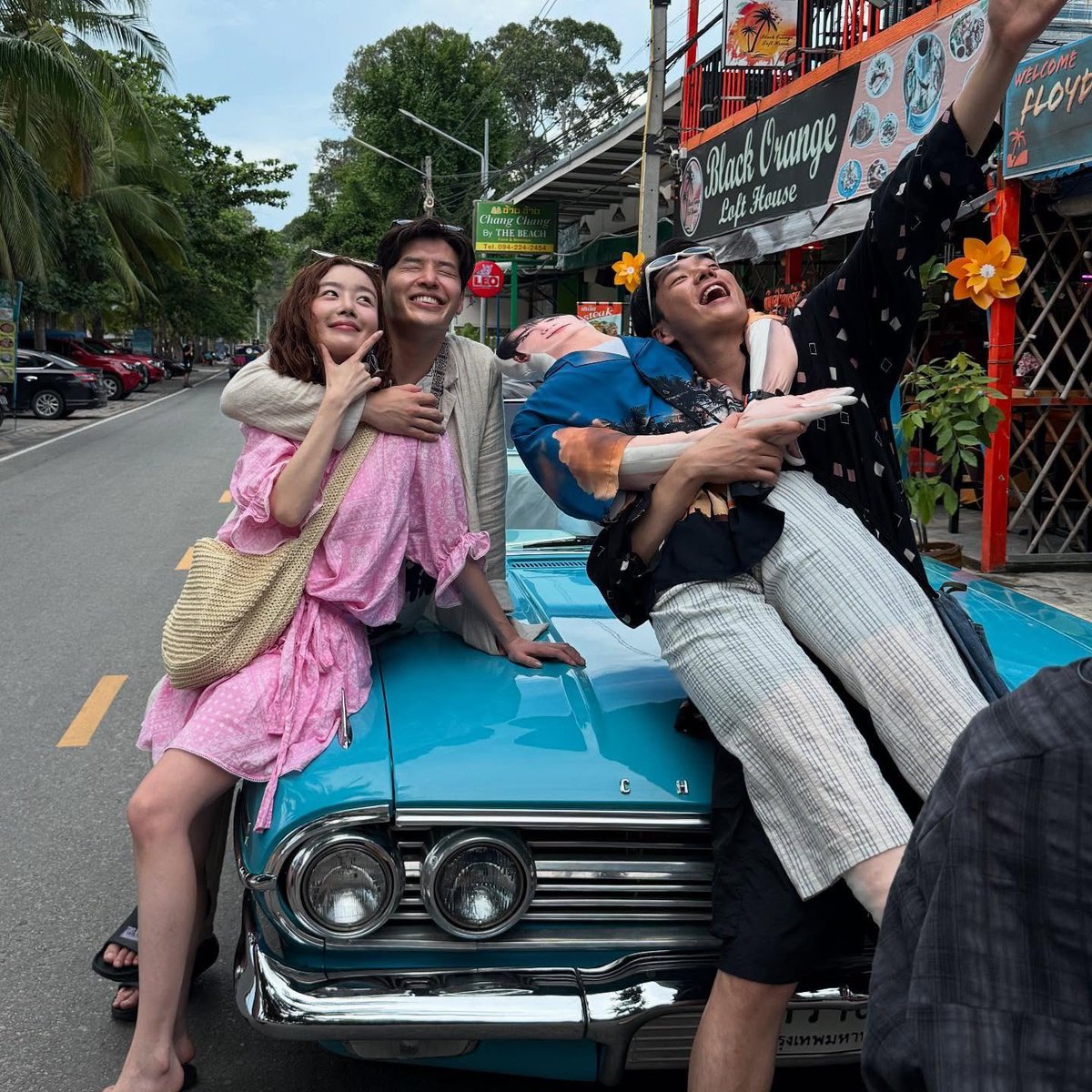 kdrama_menfess's tweet photo. •kdm• squad film first ride ini freak banget woy 😭 sih cha eunwoo lagi wamil sampai dibawa begini standee dia CAPEK ADA AJA KELAKUAN 😭😭😭😭 bakal tayang di bioskop indonesia tanggal 7 november https://t.co/W0etWB5zXe