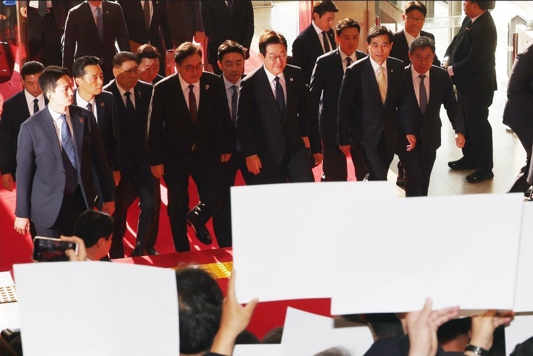 dolpasalon's tweet image. 장동혁 국힘 대표가 &quot;전쟁&quot;을 선포했다.

추경호 구속영장 청구에
이성을 잃은 듯.
아니, 원대대표의 내란 가담 확인되면
정당해산 피할 수 없다고 보고
일부러 저러는 게다.

이재명 대통령의 국회 입장 때
&quot;꺼져라&quot; &quot;범죄자&quot; 외친 국힘,
제 무덤을 판다.
스스로 정당해산의 문을 연다.