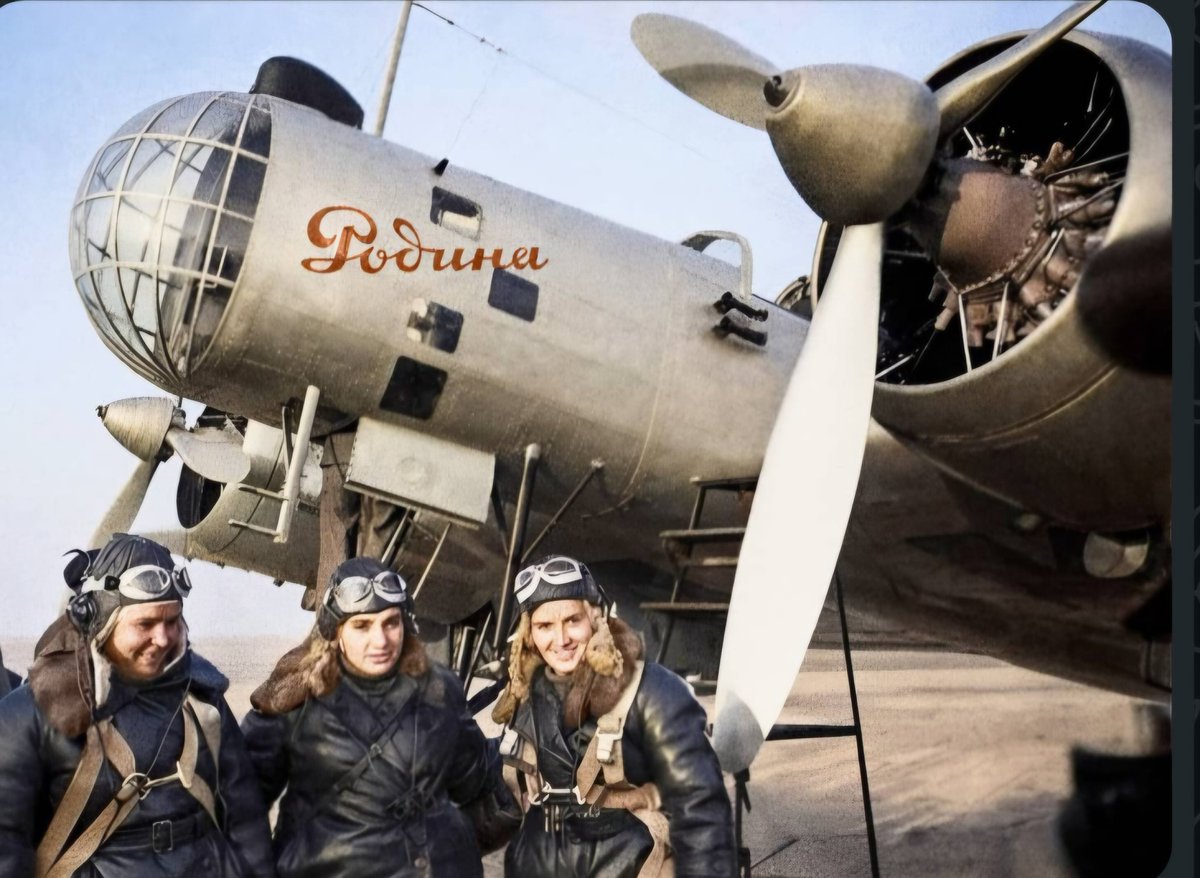 HectorMaubert's tweet photo. Las primeras mujeres — Heroínas de la Unión Soviética 💪
En el otoño de 1938, esta noticia recorrió todo el país: por primera vez, una tripulación femenina a bordo del avión ANT-37 realizó un vuelo sin escalas de Moscú al Lejano Oriente y estableció un récord mundial de distancia https://t.co/0oaQ7cnMi1