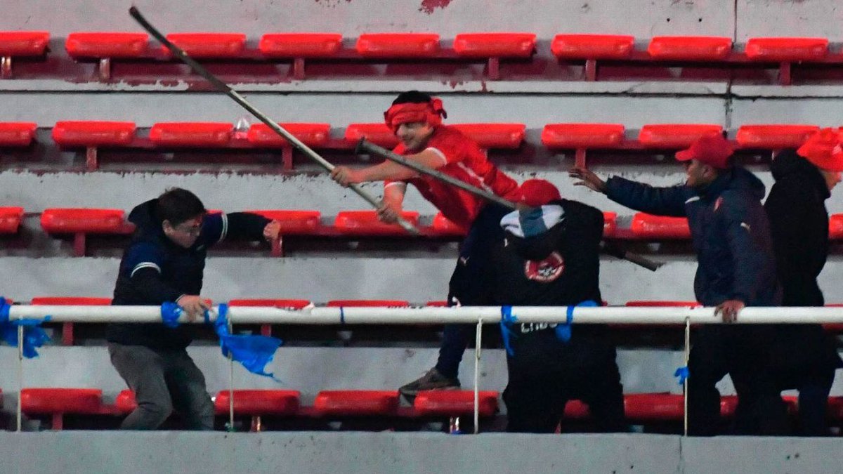 martinidaberry's tweet photo. La doble vara.

APREVIDE sancionó a Racing con 3 partidos a puertas cerradas, después del recibimiento contra Flamengo. 

A Independiente, APREVIDE solo le clausuró dos tribunas después de intentar matar gente dentro de la cancha, a la vista de todas las cámaras. 

Sin palabras. https://t.co/5F0kGkGLob