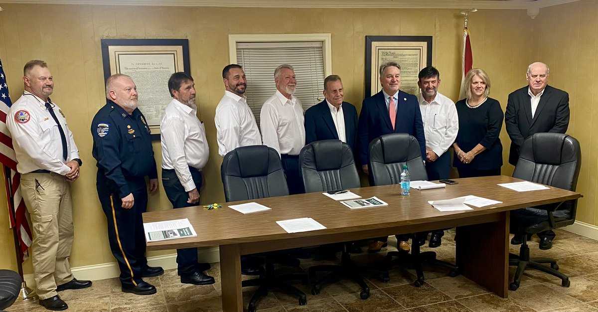 RepLedbetter's tweet image. It was an honor to administer the oath of office to newly elected mayors and council members from Rainsville, Mentone, Shiloh, and Powell this evening. As a former councilman and mayor, I’m proud to see my friends step up to lead their communities and improve DeKalb County.