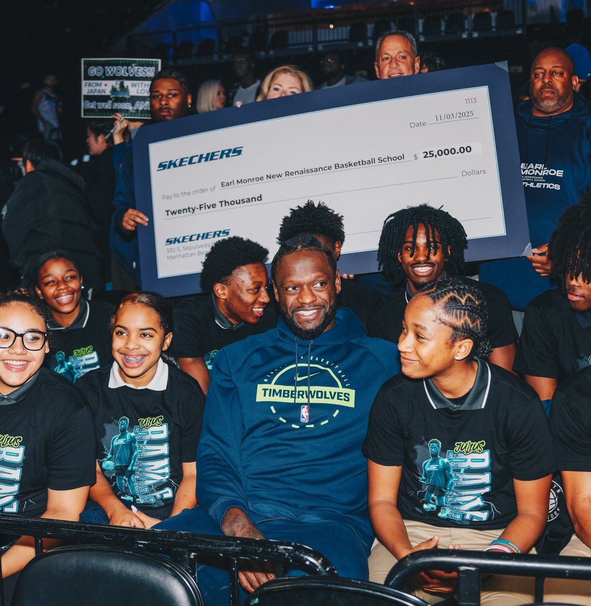 Julius Randle in NYC with Earl Monroe School students

His longtime support of the school continues