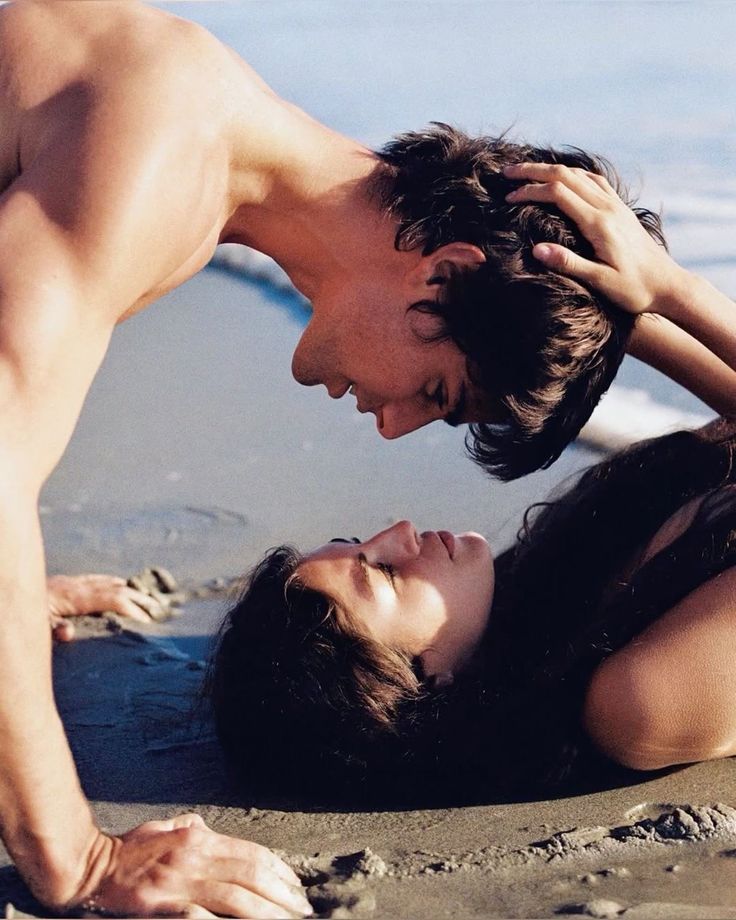 जब भी मैं तुम्हारे बारे में सोचता हूँ, तो समय ठहर जाता है। यह आकर्षण केवल रंग या रूप का नहीं, बल्कि तुम्हारी आत्मा की गहराई का है। तुम्हारी उपस्थिति मेरे लिए उस शांत, शीतल जलधारा की तरह है जिसमें मैं हर रोज़ डूब जाना चाहता हूँ।

तुम्हारी बातें, तुम्हारी मुस्कान—ये सब मेरे