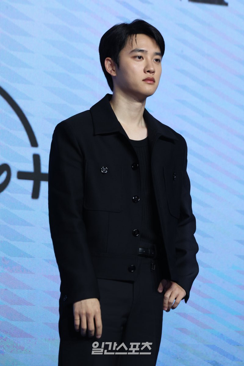 dksmp3's tweet photo. Company Soosoo confirms that Doh Kyungsoo has decided not to renew his contract with the agency.

It has also been reported that Doh Kyungsoo holds a total of 50% of Company Soosoo’s shares and is registered as a director of the company. Although he intends to leave the agency, he is said to be maintaining his position that he will retain his 50% stake.

As Doh Kyungsoo is one of the decision-makers, retaining his 50% stake means that nothing can proceed easily without his approval.

Company Soosoo’s current valuation is estimated at approximately 15-20 billion KRW. Starting with a capital of 100 million KRW, this achievement was reached in just two years. Doh Kyungsoo played a significant role in the company’s rapid growth. However, since the success was not his alone, attention is focused on how his eventual departure from the agency will be finalized.

(https://t.co/x1up6hGrxd)
(https://t.co/iExKVZX3lY)

#DOHKYUNGSOO #도경수