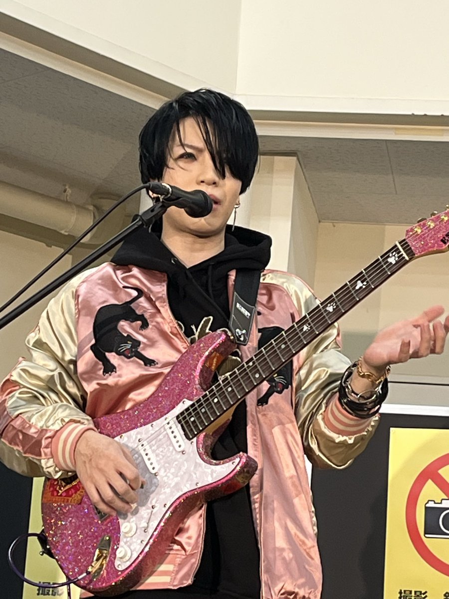 Rozeprog's tweet photo. 楽器博 その四　今回の目玉❗️BABYMETAL神バンドの大村孝佳さん、めちゃ上手いし、イイ音してた🎸#楽器博 #babvmetal #大村孝佳 https://t.co/4ldcgs8wvy