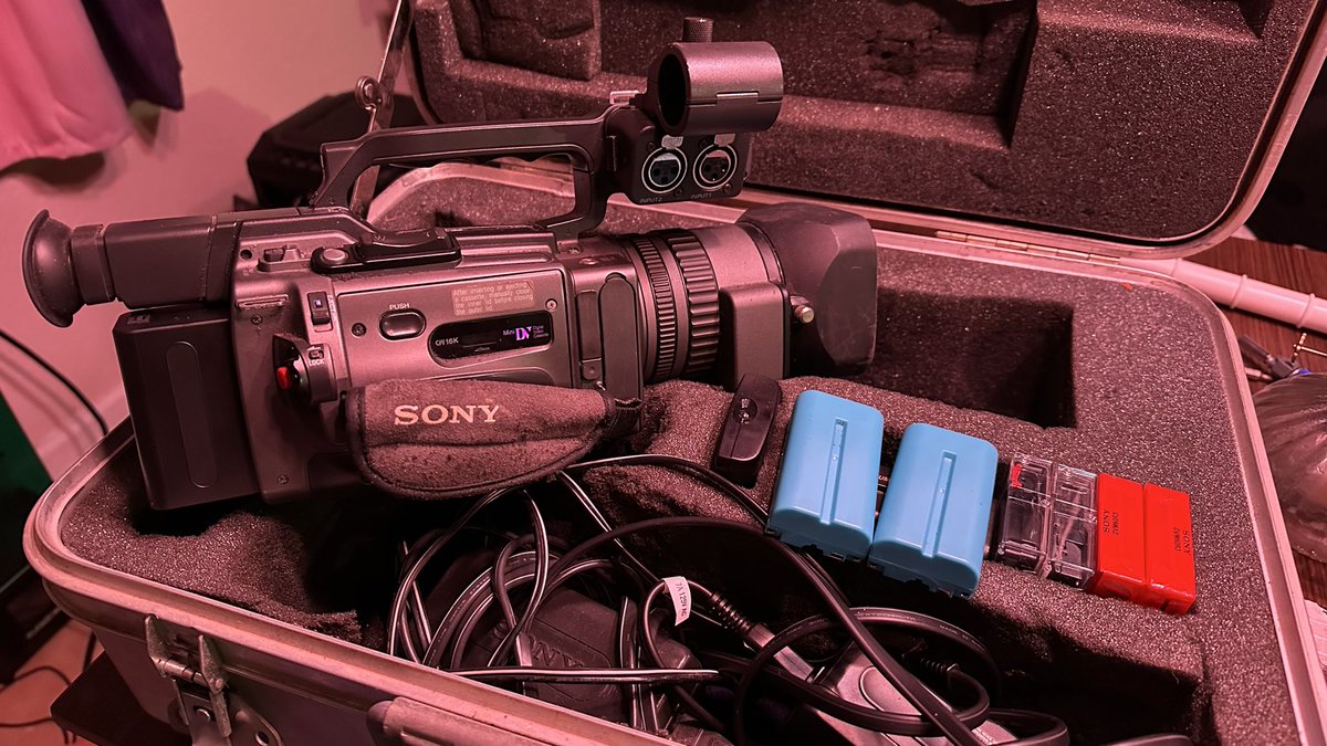 durendoll's tweet photo. with this new battery the pd150 our friend gave us has a 12 and a half hour battery life https://t.co/vhRZUXqtEg