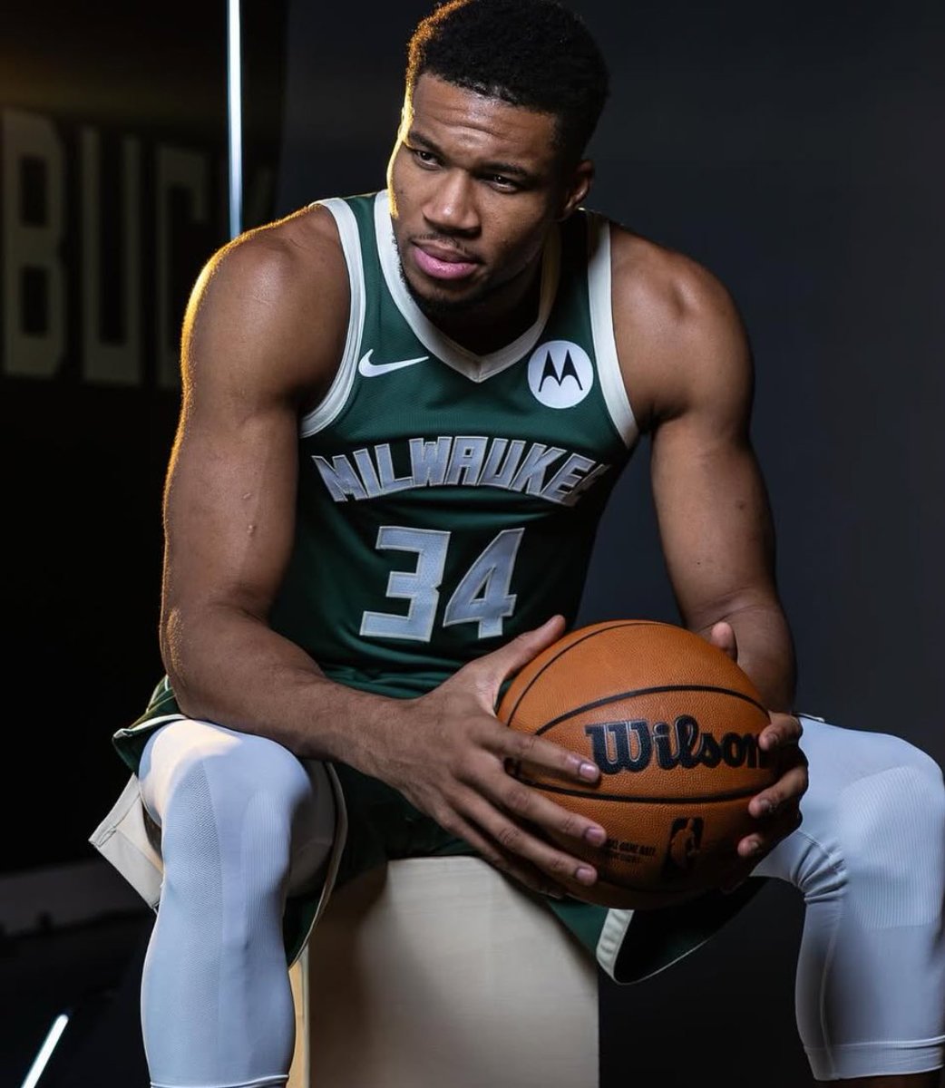 TheHoopCentral's tweet image. GIANNIS ANTETOKOUNMPO TONIGHT:

33 POINTS 
13 REBOUNDS 
5 ASSISTS 
2 STEALS
14/21 FGM
32 MINUTES 

GAME WINNER. 🔥🔥🔥🔥
