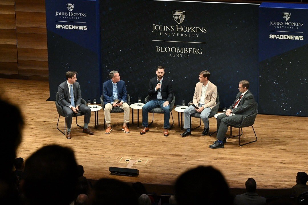 JHUBloombergCtr's tweet image. A new era of the Discovery Series launched tonight at the #HopkinsBloombergCenter with @SpaceNews_Inc, bringing together executives from the cutting-edge companies taking space exploration to new heights. 

Conversation spanned hotel stays on space stations, a lunar base,…