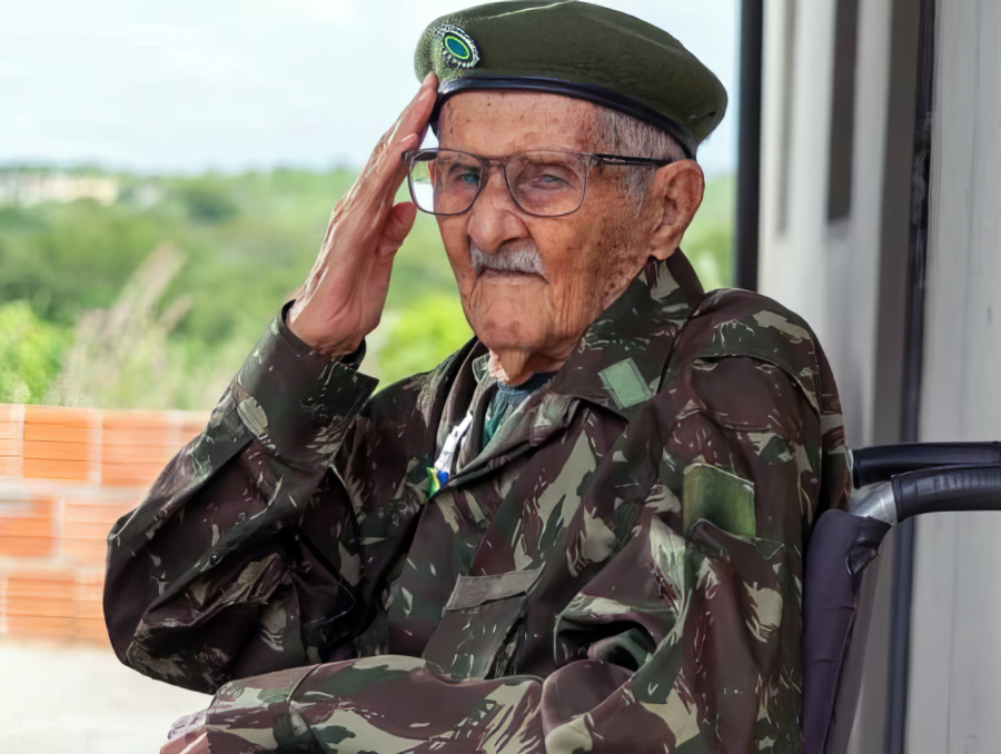 sentandoapua's tweet photo. Aos 102 anos, morre em Petrolina o herói da FEB Elias Cordeiro Lima — símbolo de coragem e amor ao Brasil - Defesa em Foco - https://t.co/AlN5X4qp14
#veterano #historia #WWII #luto #FEB #Exército #102anos https://t.co/IBDxbByOIU