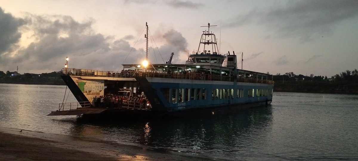 FerryKenya's tweet image. Good Morning,

Ferry Operations :
Three ferries are at your service.

PASSENGER SAFETY TIPS

1) Do not jump onto a moving Vessel.

2) Do not  Lean or Sit on the ferry Rails.

Wishing you all a great Day.
 #kenyaferry #PSSDTransport #Kenya_Ports #kmakenya #TransportKE #MaritimeKE