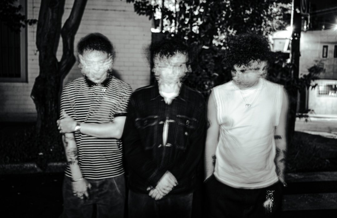 Para <a href="/norte_band/">𝐍 𝐎 𝐑 𝐓 𝐄</a>, "Perdiendo (Como Siempre)” no es solo un sencillo más: es una declaración de intenciones: una manera de abrazar el fracaso con fiereza, sabiendo que en esta ciudad —como en la vida— a veces perder es la única forma de seguir soñando.

warp.la/la-banda-mexic…