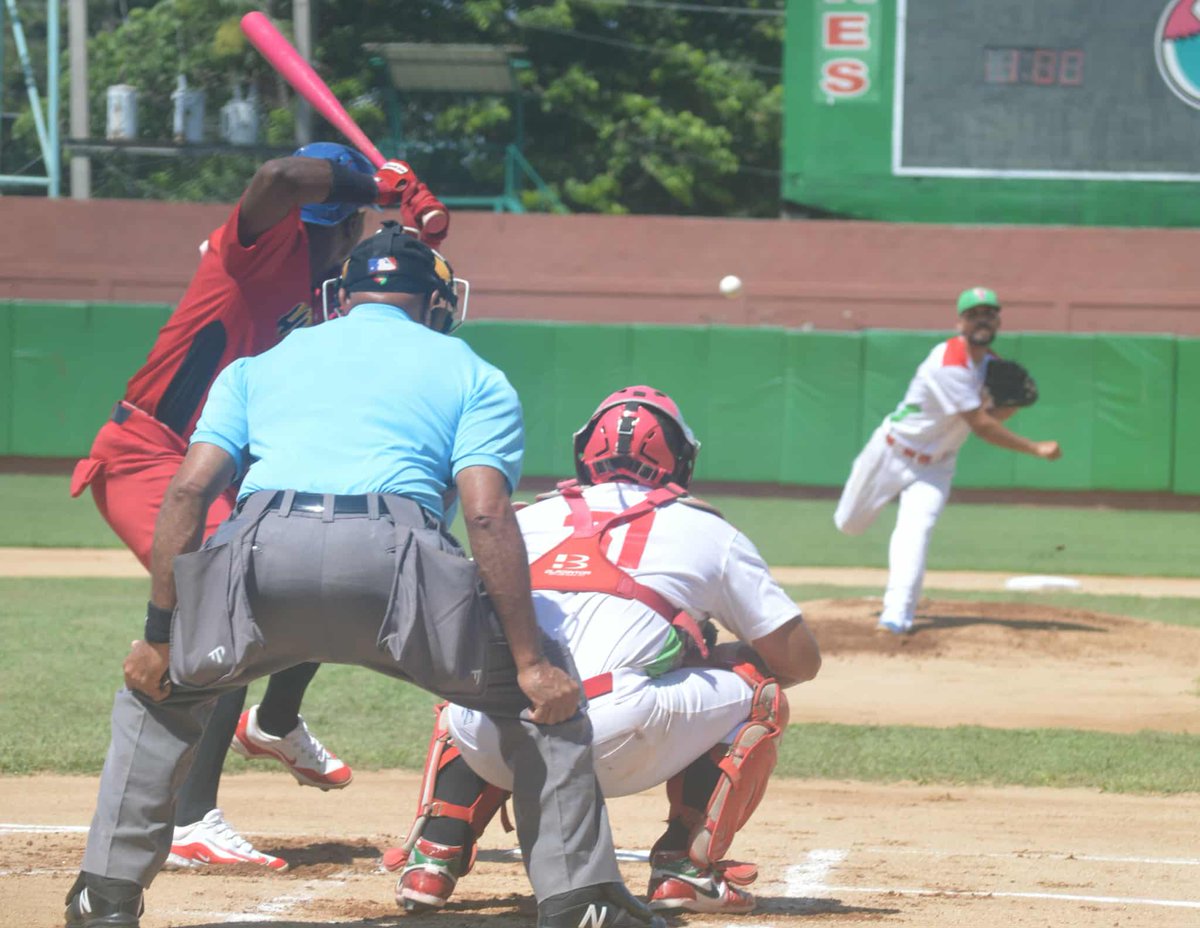 tiempo21cuba's tweet image. ⚾️ Tras la pausa obligada por el paso del huracán #Melissa, el béisbol cubano retoma su pulso con un enfrentamiento de alto voltaje entre Leñadores de #LasTunas y Cocodrilos de #Matanzas.
@GretelTv @alibarrios1 @luisa_elena71 @angeluis04 
👉🔗 tiempo21.cu/2025/11/03/la-…