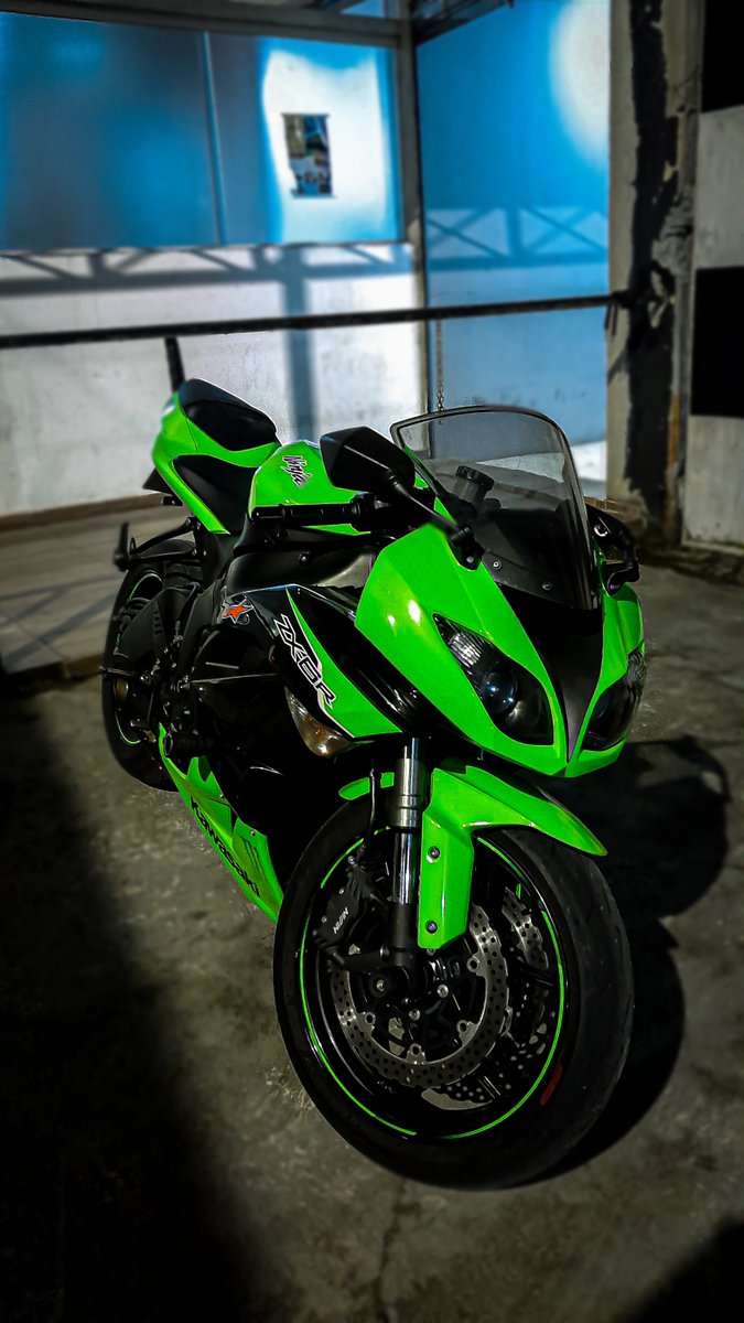 hugoodeleon's tweet photo. Um amigo meu da academia tirou essas fotos da minha moto e depois me perguntou se ele podia postá-las, e sem pensar duas vezes eu deixei. Achei que ele subiu na moto pra tirar as fotos, mas ele tirou só da moto e saiu essas pedradas aí, tudo com um celular da Samsung 👏🏼📸 https://t.co/HRDPUG3UJr