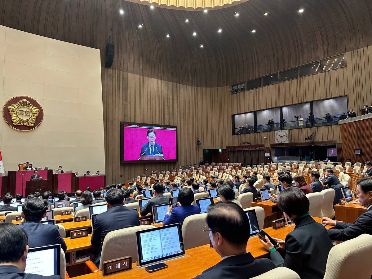 withkimbyungjoo's tweet image. 새로운 대한민국이 시작됩니다.
진정한 진짜 이재명 정부가 출발합니다. 

이재명 대통령의 시정연설은 분열과 내란의 시대를 마감하고 새로운 대한민국으로 나아가겠다는 역사적 선언입니다. 

불법 계엄의 상처와 민생의 혼란 속에서도 이재명 대통령은 국가의 근간을 다시 세우며, ‘국민이 주인인…