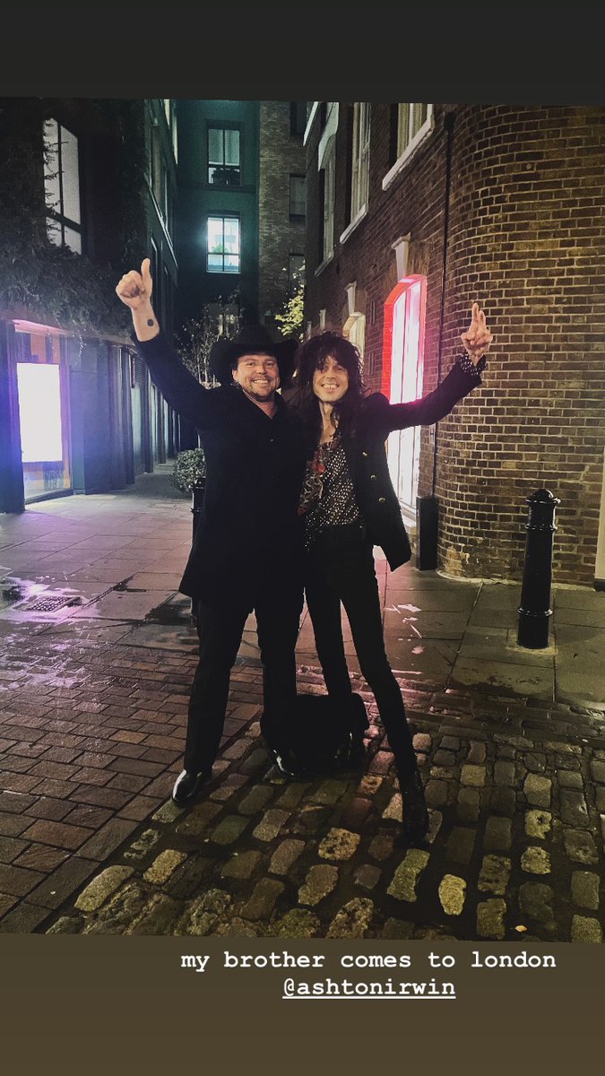 5SOSUpdES's tweet image. ◜📢◞ #INFOSOS — #AshtonIrwin y su amigo, el guitarrista y compositor Andrew Berkeley Martin, paseando en un rickshaw por Londres en sus historias 🇬🇧💚

🔗: instagram.com/stories/andrew…
🔗: instagram.com/stories/ashton…

#EVERYONESASTAR! de #5SecondsofSummer:
5secondsofsummer.lnk.to/everyonesastar