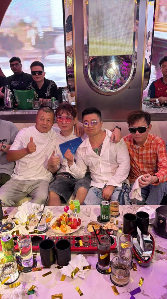 #王思聪   思聪这个年龄还喜欢玩包厢
       会不会也喜欢喝点水
#吉隆坡 #紫荆城