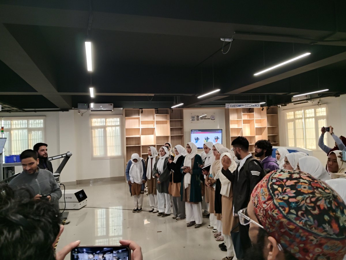 gdckofficial's tweet photo. DBT star college,exposure toure to IUST.Students visited Watson and Crick centre for molecular medicine,Food technology and Centre for innovation and Entrepreneurship Development.@DrJitendraSingh  @gariimadbt @rajesh_gokhale @LadakhSecretary @ULadakh https://t.co/GYvB6k5y1L