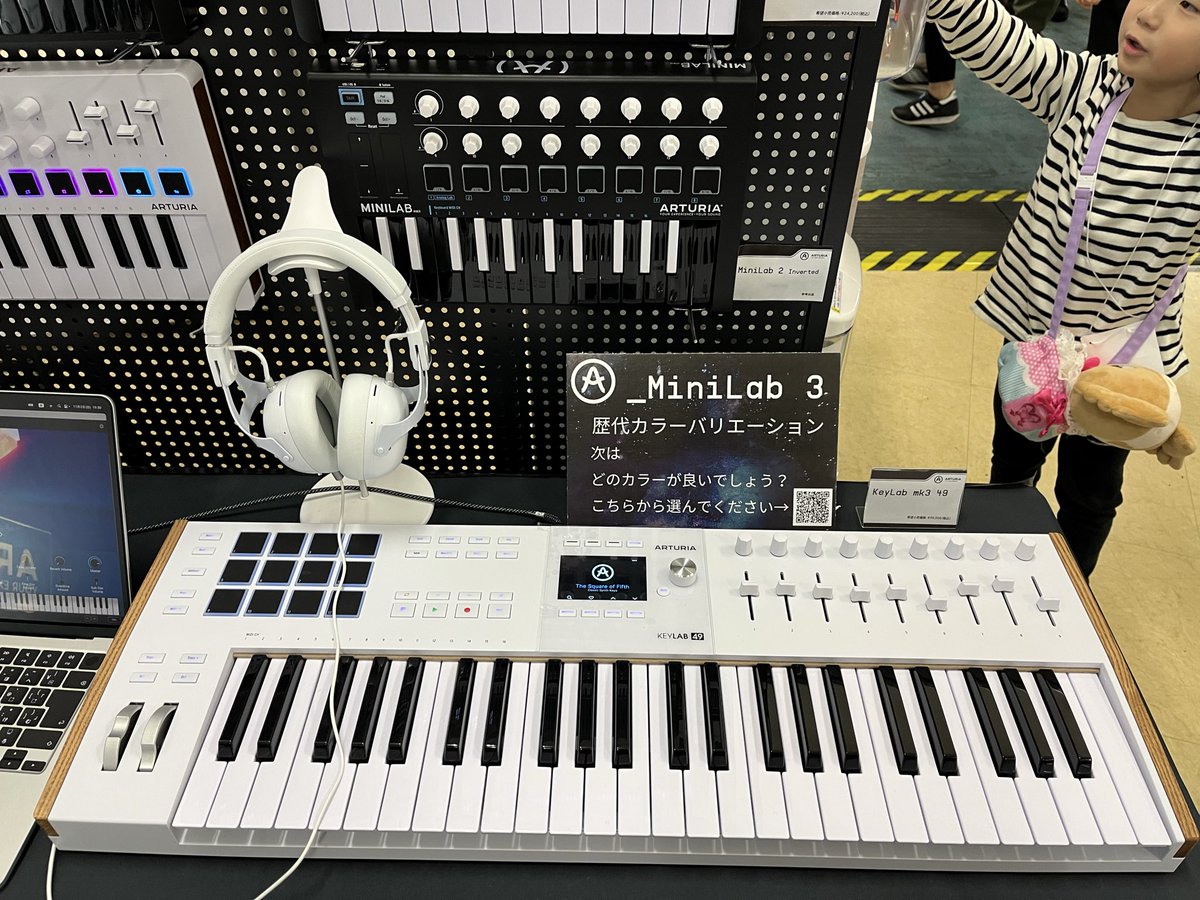 Rozeprog's tweet photo. YAMAHA #エレキバイオリン🎻、#Vola ギター🎸、YAMAHA #revstar🎸、#Helixのマルチ等、試奏させてもらいました。マルチは価格聴いてびっくり🫢40万とか⁉️イイ音するハズww Volaのギターは個性的なシェイプでネックも弾きやすかった #楽器博 https://t.co/Icvw2AmT2c