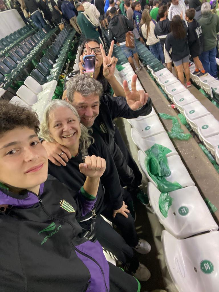 OTuckerCAB's tweet photo. Eternamente hijos nuestros.
Vamos Banfield de mi vida!!!!! https://t.co/HFjMEqFp3u