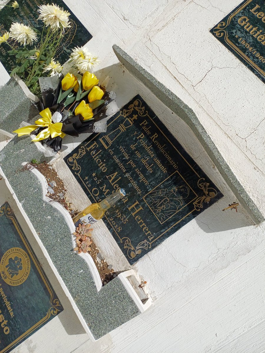 JulieSan82's tweet photo. Las ofendas curiosas que vi ayer en el cementerio 🙈🙈 https://t.co/2H8pVLb5JZ