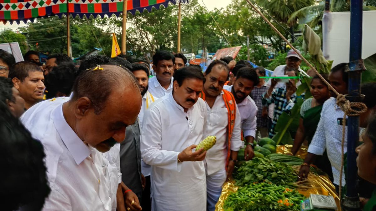 BolisettiSrinu's tweet photo. గ్రామస్థులు ఉత్సాహంగా పాల్గొని అభివృద్ధి పట్ల తమ సంతోషాన్ని వ్యక్తం చేశారు.

#TadepalligudemDevelopment #BolisettiSrinivas #TadepalligudemMLA  #NadendlaManohar #RaithuBazaar #FarmersFriendlyGovt  #IdhiManchiPrabhutvam https://t.co/JqchjzjQCU