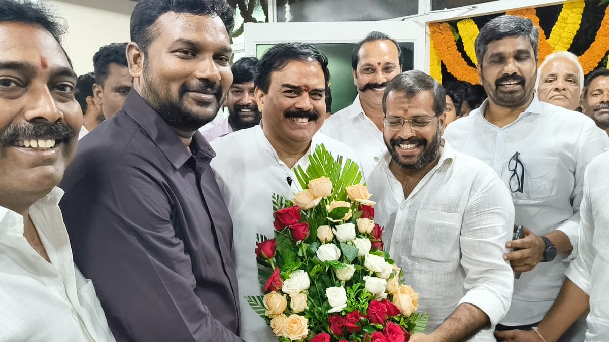BolisettiSrinu's tweet photo. గ్రామస్థులు ఉత్సాహంగా పాల్గొని అభివృద్ధి పట్ల తమ సంతోషాన్ని వ్యక్తం చేశారు.

#TadepalligudemDevelopment #BolisettiSrinivas #TadepalligudemMLA  #NadendlaManohar #RaithuBazaar #FarmersFriendlyGovt  #IdhiManchiPrabhutvam https://t.co/JqchjzjQCU