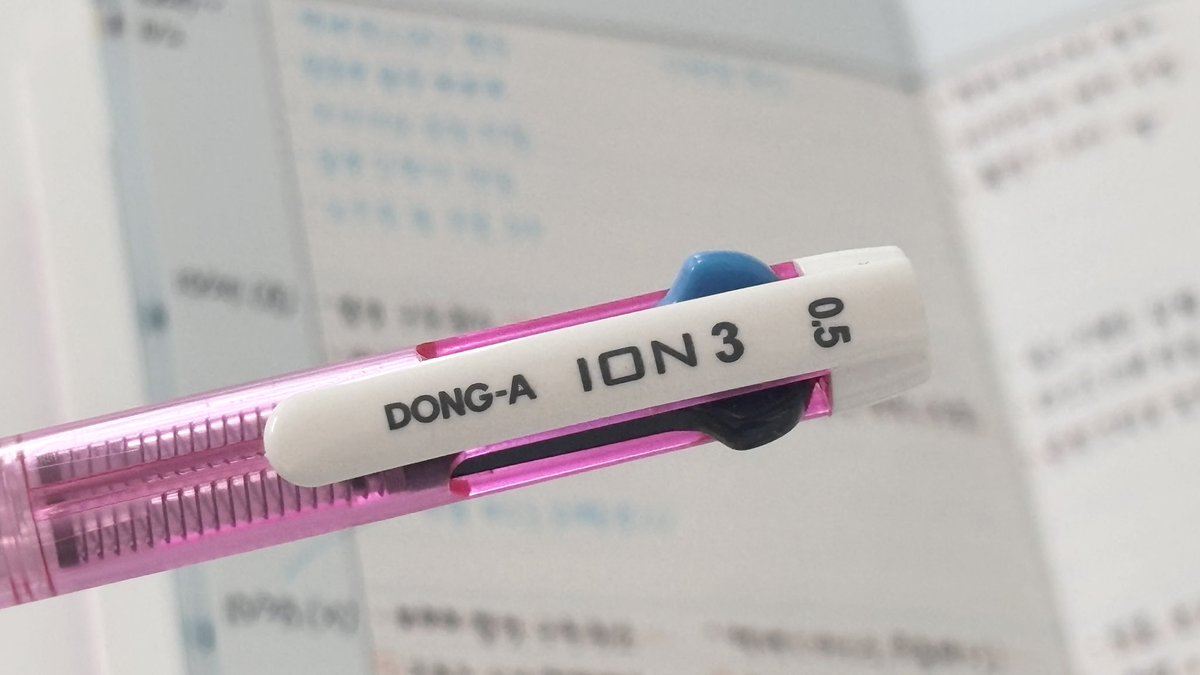 fromveni_'s tweet image. 요즘 일정 다이어리 스케줄 쓸 때 매일 쓰는 3색 볼펜인데 빨파검 아니고 하늘색 주황색이라 뭔가 더 귀여워요  🖊️.. 국산 볼펜이라 최종 호감됐어요 /// 저렴해서 추천 !!