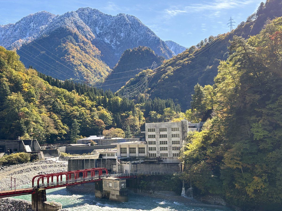 torokkodensya's tweet image. 紅葉🍁の見頃を迎えた黒部峡谷🎶
本日も多くのお客さまにご利用いただき、ありがとうございます😊🚃
今週は天気も良さそうですよ〜😊☀️

#黒部峡谷トロッコ電車