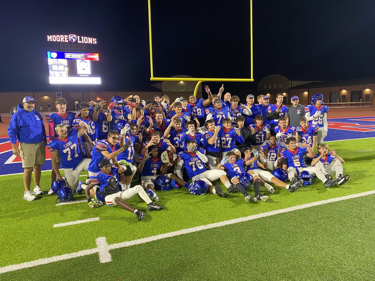 Lions_QBClub's tweet photo. 🦁 Freshman Lions REMAIN UNBEATEN after securing the X-Bowl trophy tonight in spectacular fashion, retaking the lead with just 11 seconds left on the clock! 31-28 🏈 https://t.co/cebxn1NpLq