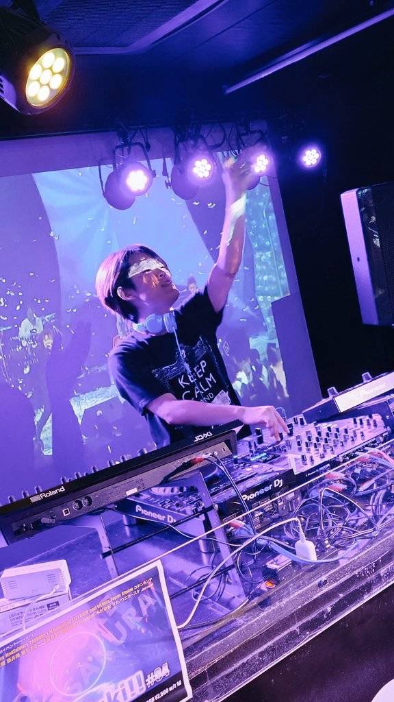 TMRevoDANCE's tweet image. 『レボダンスDJ紹介③』

☑️〔ZYENO〕

TK→DA→TMRという遍歴もあって、Euro beatやtranceも得意な、知識と経験豊富なTMR古参DJ。だからかDJ歴2年くらいなのになんか凄い。

IV AKIHABARAで隔月開催されるユーロイベント #INTERSECT 含め、各所でDJ出演増えてきてる今注目の人。

#TMRevoDANCE