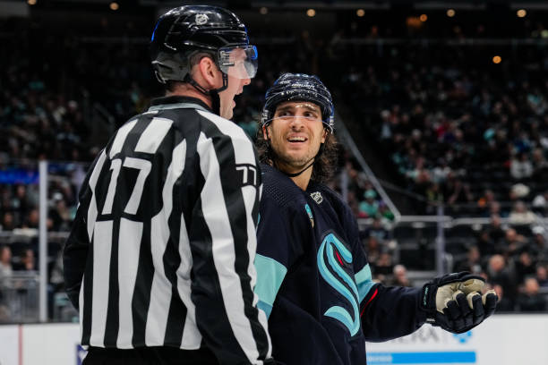 ScoutingTheRefs's tweet image. Blackhawks vs. Kraken
Referee: Jordan Samuels-Thomas #37 
Referee: Kyle Rehman #10 
Lines: Travis Toomey #90 
Lines: Caleb Apperson #77 
scoutingtherefs.com/2025/11/50133/… 
#Blackhawks #SeaKraken #CHIvsSEA #NHL