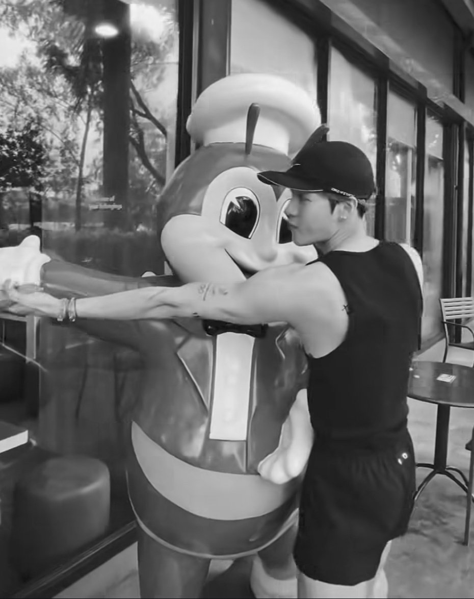 jiaersg7's tweet photo. Jackson with jollibee 😭 https://t.co/cpMOhXfnA6
