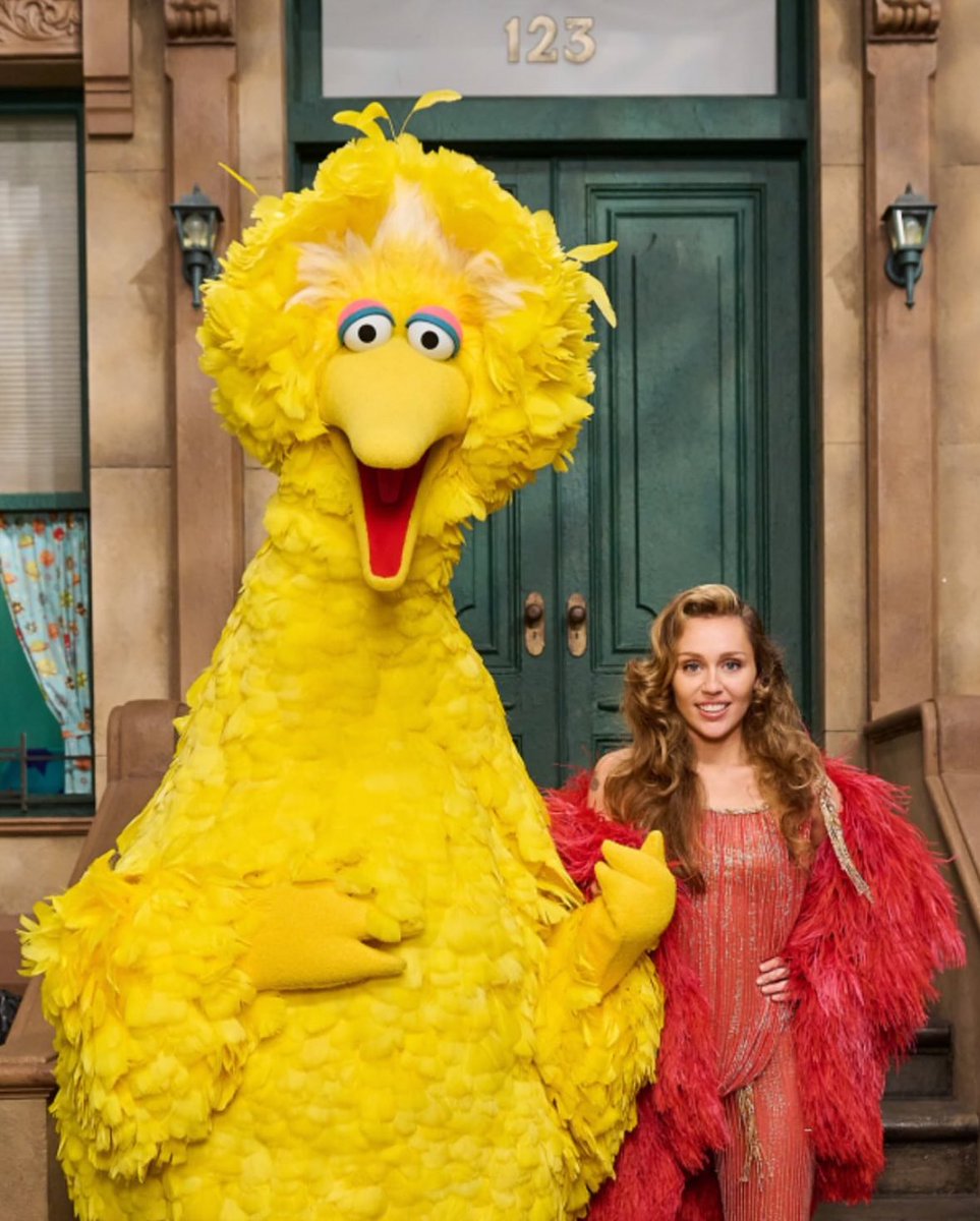 MileyUpdates's tweet photo. Miley Cyrus at Sesame street new season https://t.co/YLcWvVsP8u