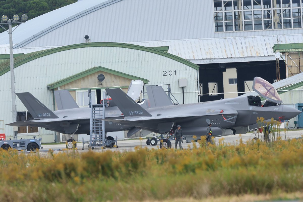 rOVOJouUlr54613's tweet image. f35b全五機、エプロンに並びました✨#f35b#新田原基地#