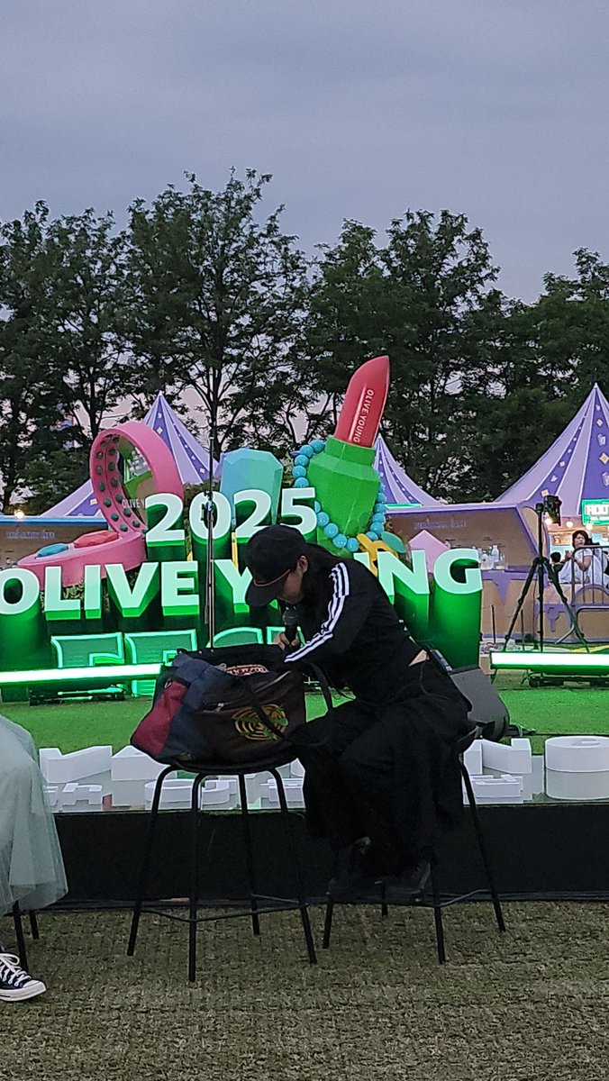 illchanted's tweet photo. 250523 olive young festa

What's in youra's bag https://t.co/DoAc1tvNok