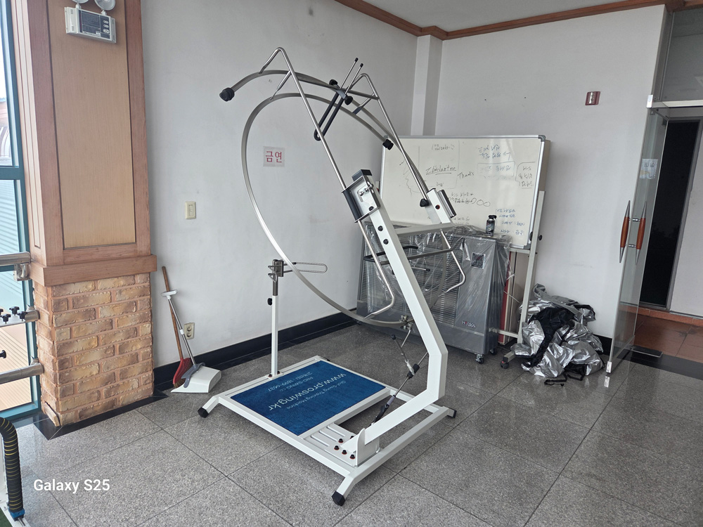 Proswing_Inc's tweet image. 김포골프파크 KLPGA 성기덕 투어프로 (2002년 제4회 한솔레이디스오픈골프대회 우승) #프로스윙204 레슨
항상 일관성 있는 스윙궤도와 리듬을 만들어 드립니다.^^
제품문의:1899-6637

#다운스윙연습 #다운스윙교정 #실외골프스윙연습기 #골프자세교정 #드라이버스윙각도 #아이언스윙각도