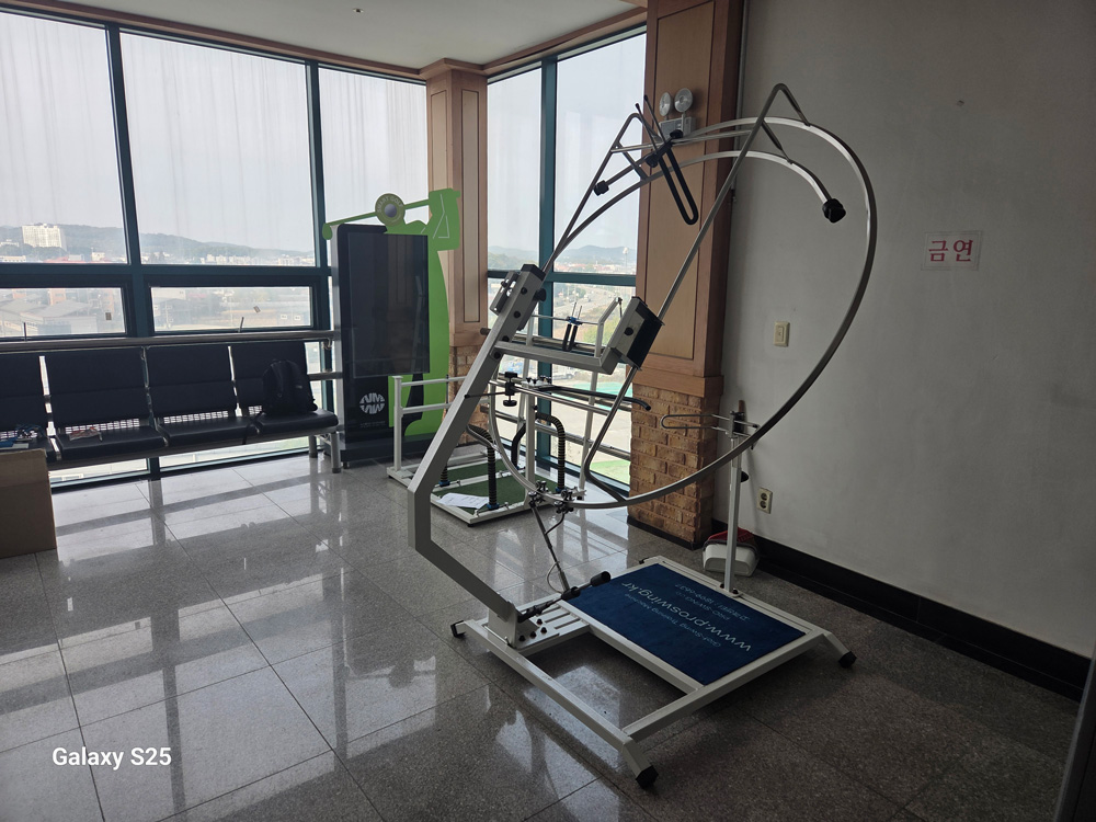 Proswing_Inc's tweet image. 김포골프파크 KLPGA 성기덕 투어프로 (2002년 제4회 한솔레이디스오픈골프대회 우승) #프로스윙204 레슨
항상 일관성 있는 스윙궤도와 리듬을 만들어 드립니다.^^
제품문의:1899-6637

#다운스윙연습 #다운스윙교정 #실외골프스윙연습기 #골프자세교정 #드라이버스윙각도 #아이언스윙각도