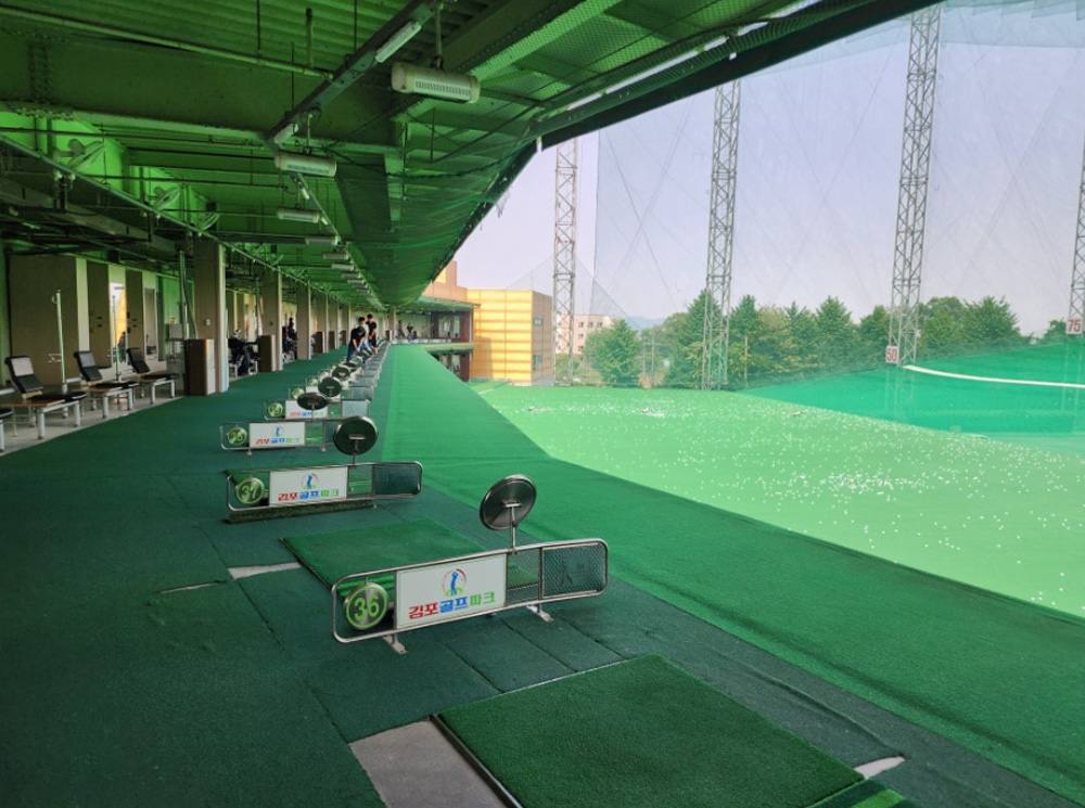 Proswing_Inc's tweet image. 김포골프파크 KLPGA 성기덕 투어프로 (2002년 제4회 한솔레이디스오픈골프대회 우승) #프로스윙204 레슨
항상 일관성 있는 스윙궤도와 리듬을 만들어 드립니다.^^
제품문의:1899-6637

#다운스윙연습 #다운스윙교정 #실외골프스윙연습기 #골프자세교정 #드라이버스윙각도 #아이언스윙각도