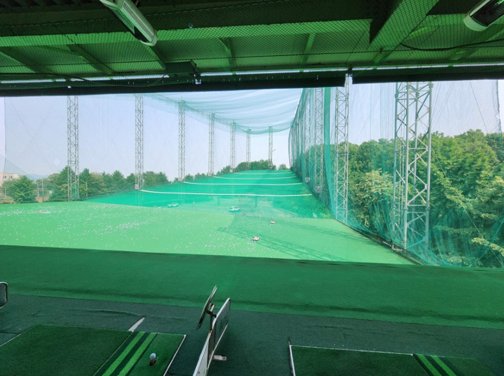 Proswing_Inc's tweet image. 김포골프파크 KLPGA 성기덕 투어프로 (2002년 제4회 한솔레이디스오픈골프대회 우승) #프로스윙204 레슨
항상 일관성 있는 스윙궤도와 리듬을 만들어 드립니다.^^
제품문의:1899-6637

#다운스윙연습 #다운스윙교정 #실외골프스윙연습기 #골프자세교정 #드라이버스윙각도 #아이언스윙각도