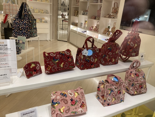 SK7NWTBbfVzCsvp's tweet photo. フェイラー天神地下街店 11月最新🧸
「オールドテディ」販売方法の案内プレートが登場！
メイン展示はHEIDI PAISLEY ピンク×ピンクが継続
HAKKEYOI・OH SUSHIの楽しい展示も 
詳しくはブログ👉https://t.co/eTWKASVrim
#フェイラー天神地下街店 #フェイラー新作 #オールドテディ #HAKKEYOI #OHSUSHI https://t.co/tvA6XOOT4C