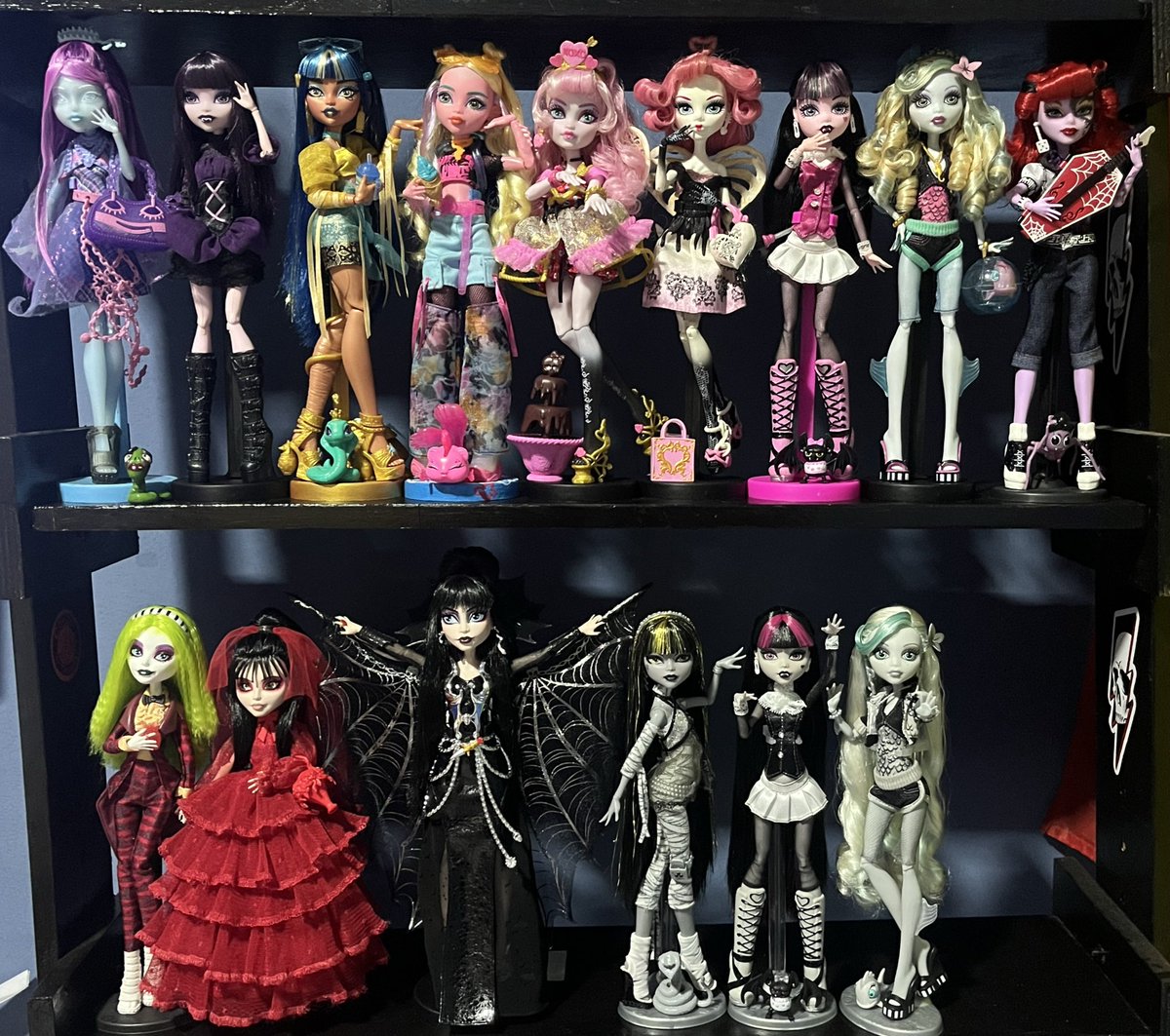 Vampireg0th4's tweet image. eu meio que amo minha coleção