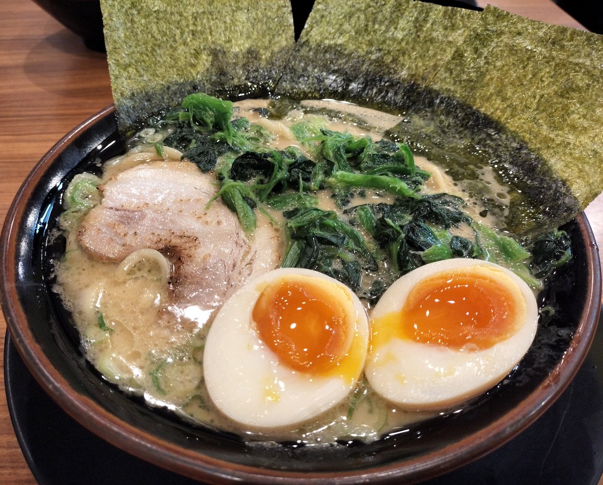 Runaaaaaana's tweet photo. 松田家@東武練馬🍜
家系ラーメンにハマったきっかけのお店✨
インスタでラーメン無料が当たって食べてきた🤤♥️
やっぱうまーーい🍜🌟
ニンニク投入でさらに美味しくなって、ライスが止まらない🍚🍜
ほうれん草をスープに浸してライスへ……たまらん…🤤
#東武練馬 #ラーメン #麺活 #家系ラーメン https://t.co/iVlyughCUZ