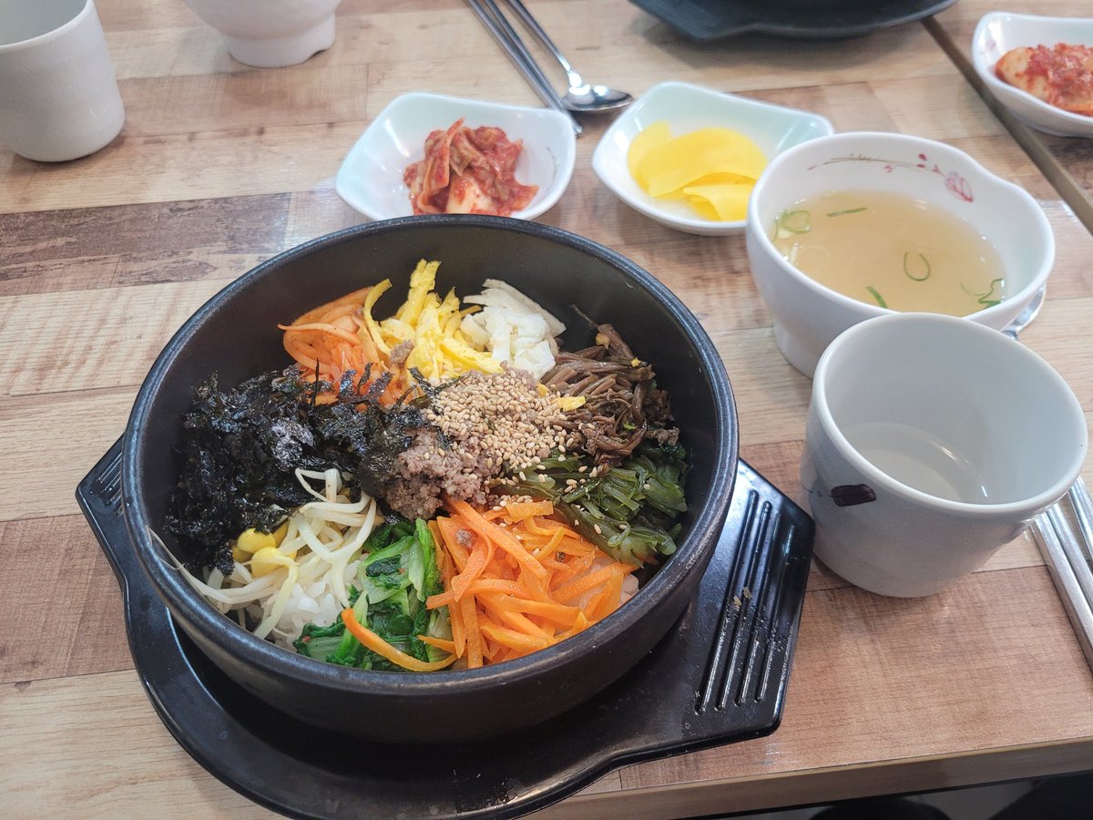 점심 돌솥!
오늘 날씨가 흐리군...🫠