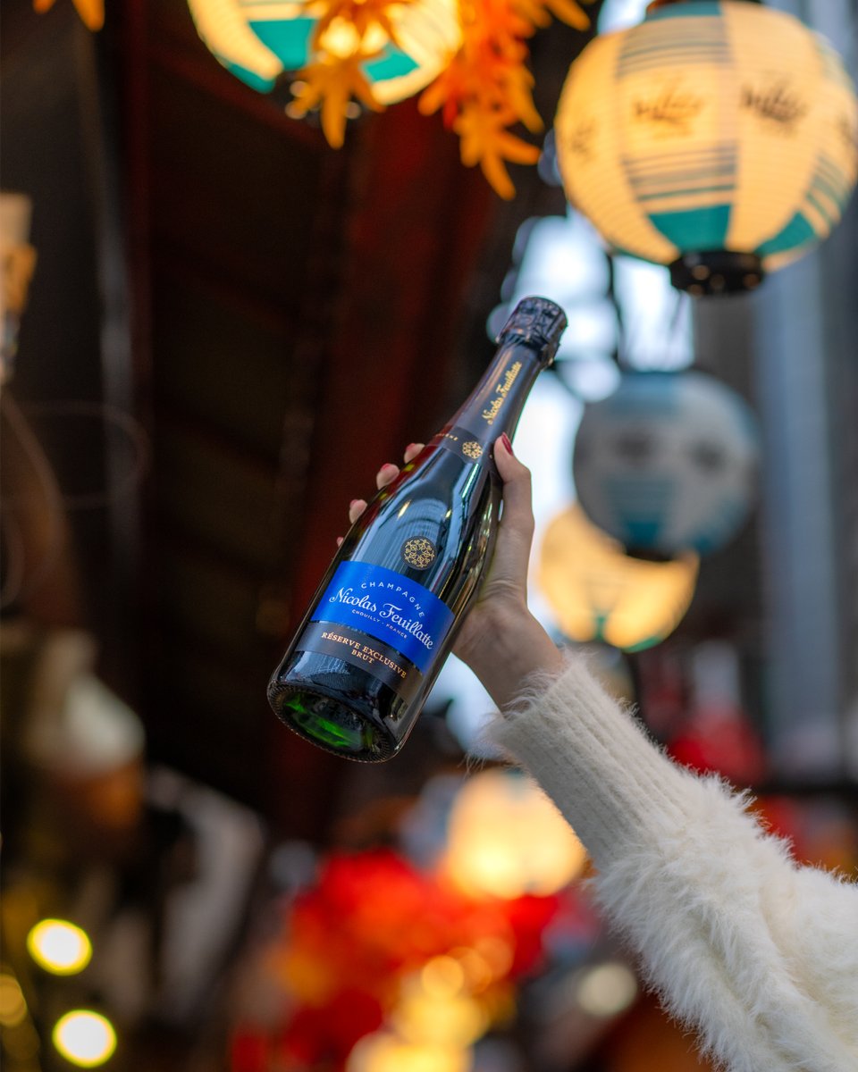 レトロな夜に、シャンパンのきらめきを ✨
灯りにブルーのボトルが輝く、レゼルヴ・エクスクルーシヴ ブリュット。

肌寒さが増す秋の夜は、ニコラ・フィアットを片手に、心あたたまる乾杯を。

#nicolasfeuillattejapan #nicolasfeuillatte #champagne #ニコラフィアット #シャンパン #シャンパーニュ
