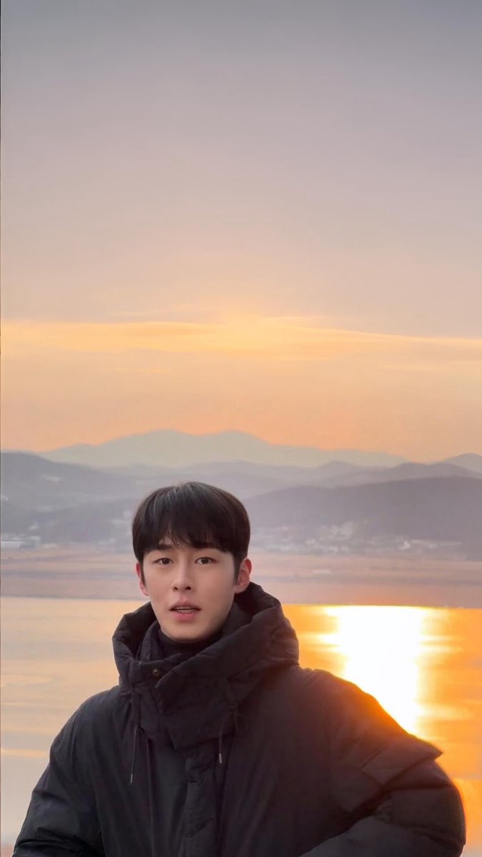 호숫가에서 찍은 이재욱 화보형 스틸