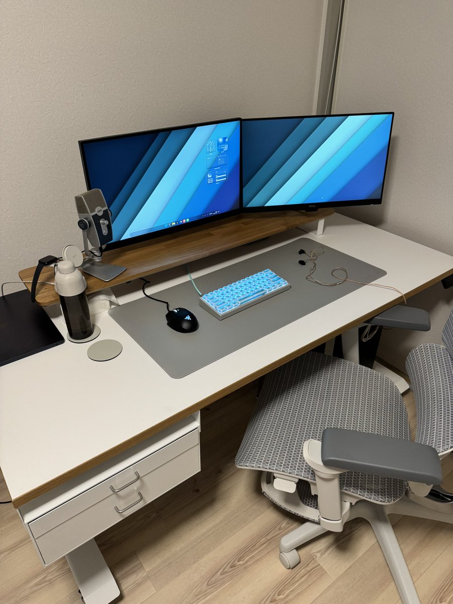 appearance1998_'s tweet image. ダッシュボードとデスクマットと椅子買った

#desksetup
#preducts
#eastforce