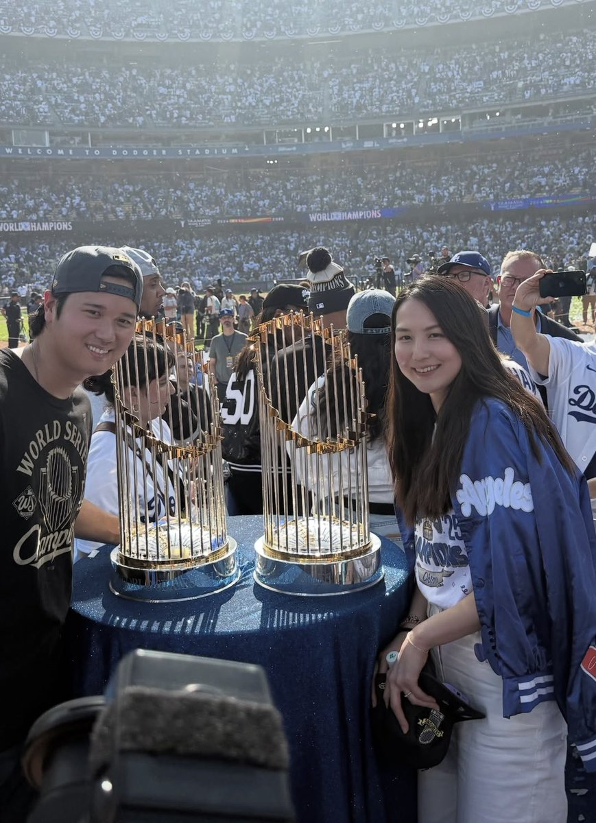 4869_harutoathl's tweet image. 大谷さんと真美子さん
トロフィーと一緒に記念撮影🏆✨

 #大谷翔平
 #ShoheiOhatni 
 #真美子