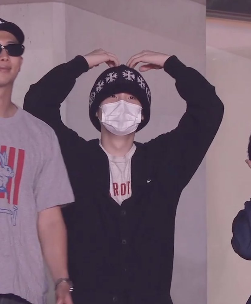 Yoongi neredesin koçum gel artık bak zaten sen bizi 2 (İKİ) yıldır ghostladın yeter bence değil mi artık artık bence geri dön 😤😤😣😣