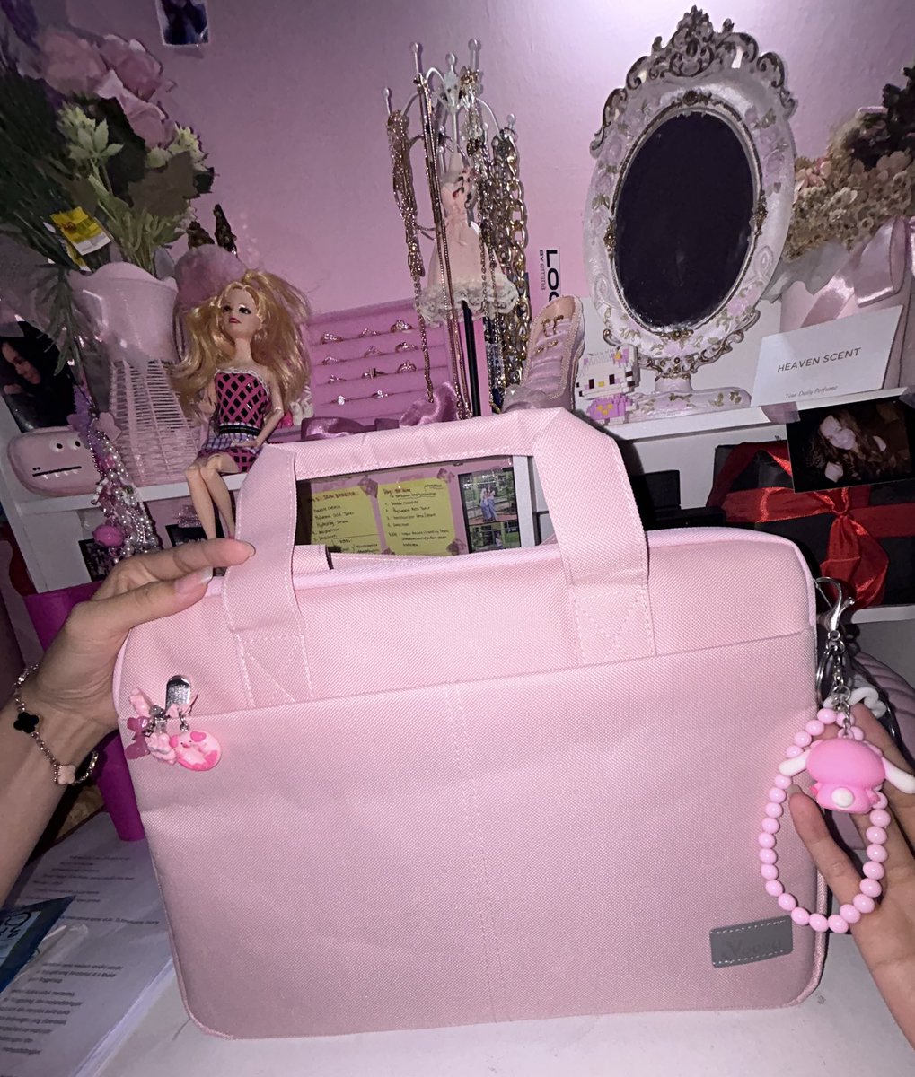sasyapage's tweet photo. ~spill my new bag laptop with my keychain charm!✨🎀
review biar jdi racun shopee whoops~
✨anti air
✨ada bagian depan buat taro casan
✨tebel dan ada furingnya 
✨ada 3 warna
✨ada sesuai dengan inch laptop kalian

murah dan lucu! ga nyesel beli sih:(
https://t.co/TDXzAXAQsi https://t.co/hcB70HnXTh