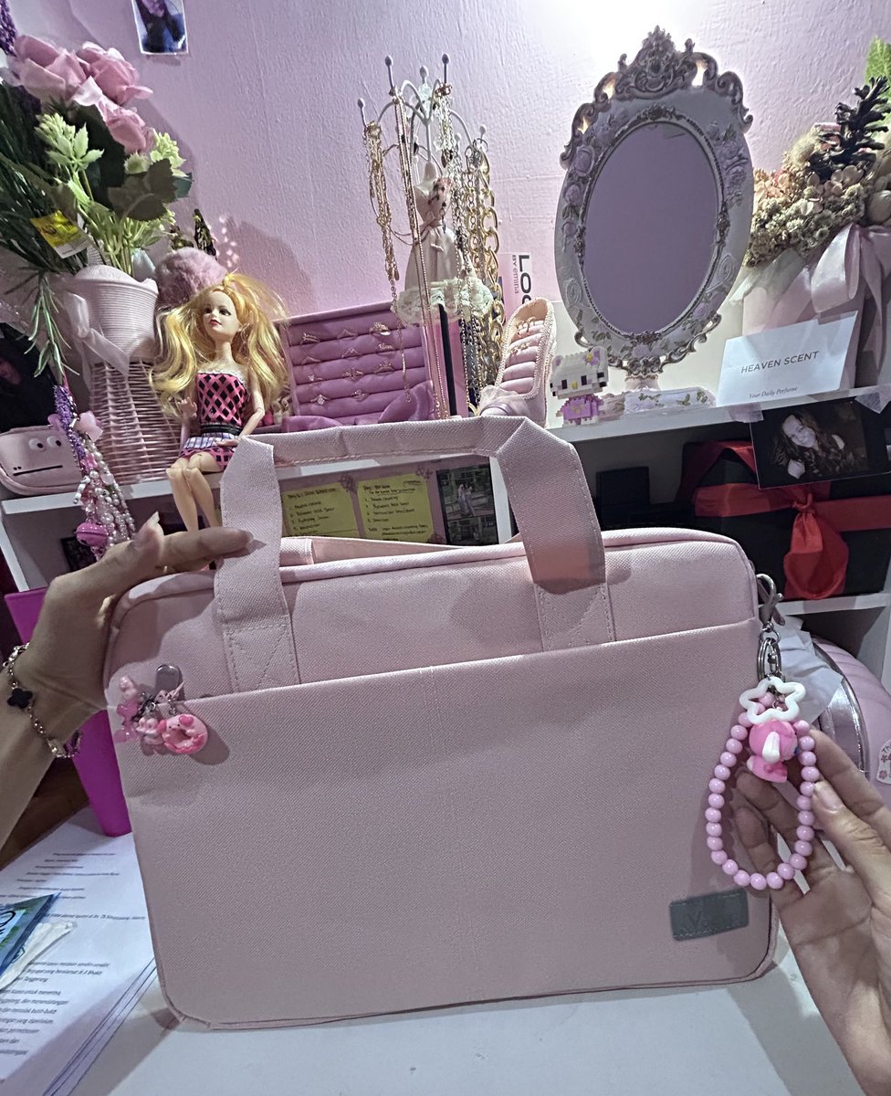 sasyapage's tweet photo. ~spill my new bag laptop with my keychain charm!✨🎀
review biar jdi racun shopee whoops~
✨anti air
✨ada bagian depan buat taro casan
✨tebel dan ada furingnya 
✨ada 3 warna
✨ada sesuai dengan inch laptop kalian

murah dan lucu! ga nyesel beli sih:(
https://t.co/TDXzAXAQsi https://t.co/hcB70HnXTh